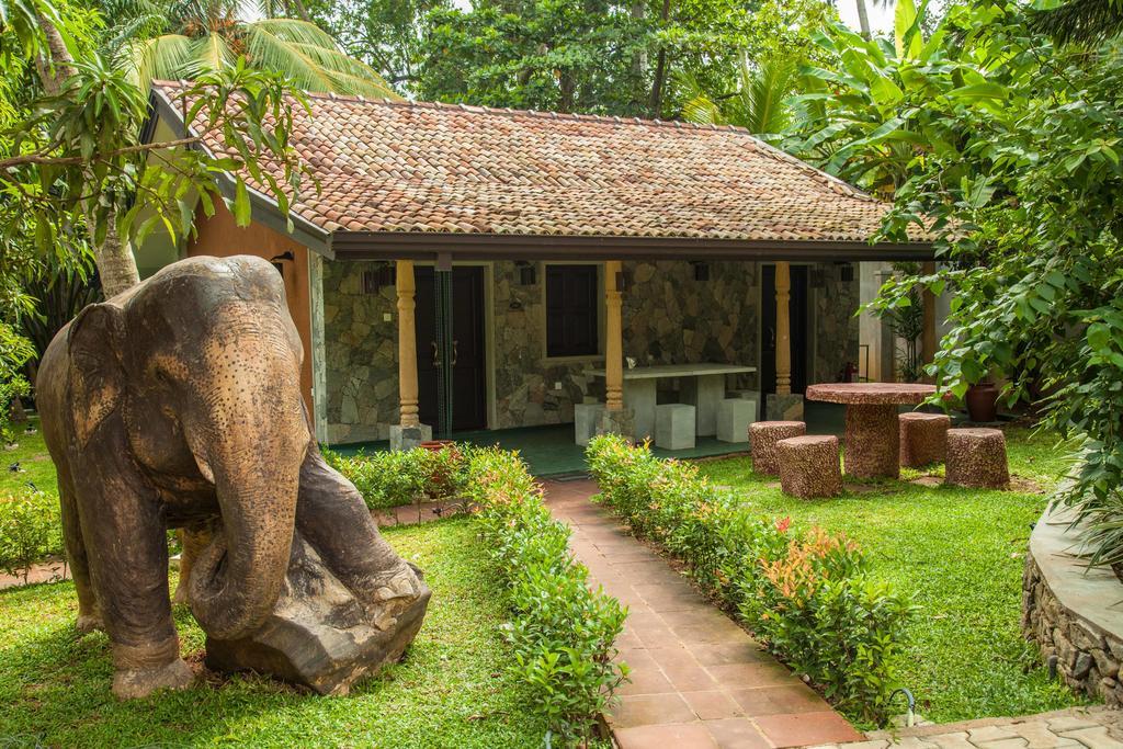 Villa Pinnawala Buitenkant foto